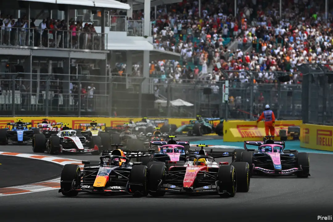 pirelli-red-bull-racing-max-verstappen-gp-miami-2026-zaterdag-lewis-hamilton-gevecht