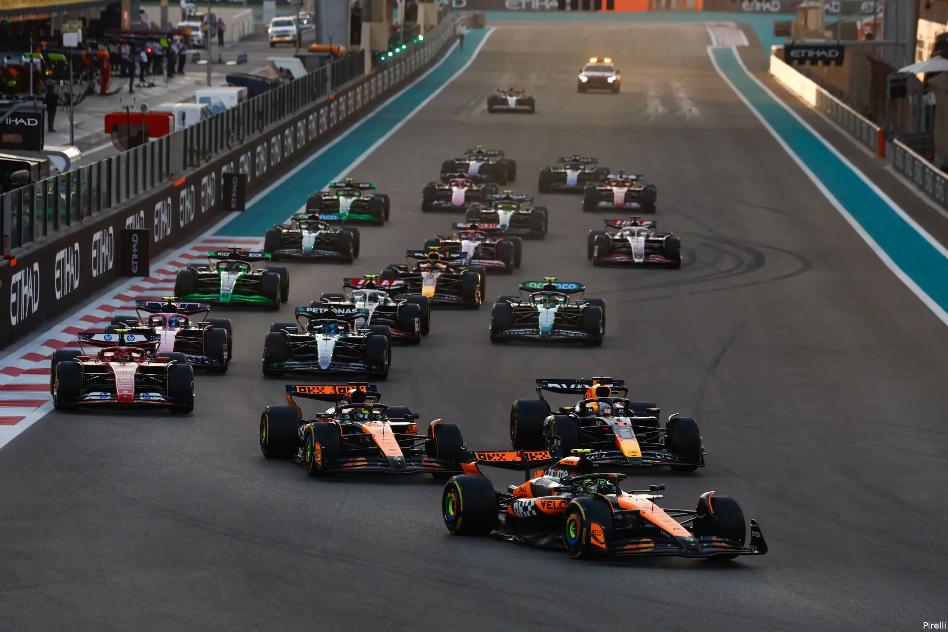 start abu dhabi 2024 lando norris max verstappen oscar piastri
