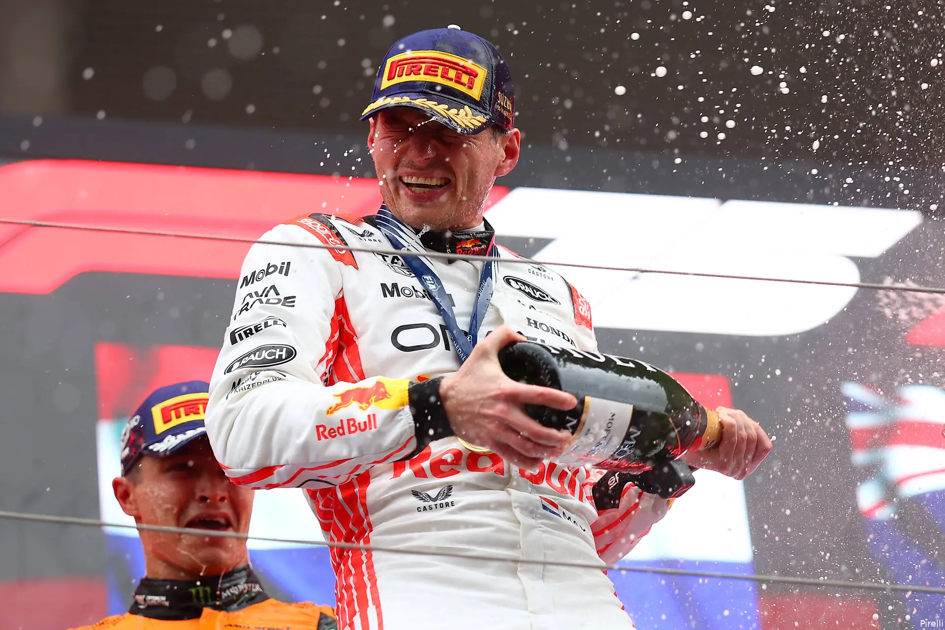 max verstappen champagne zege japan 2025