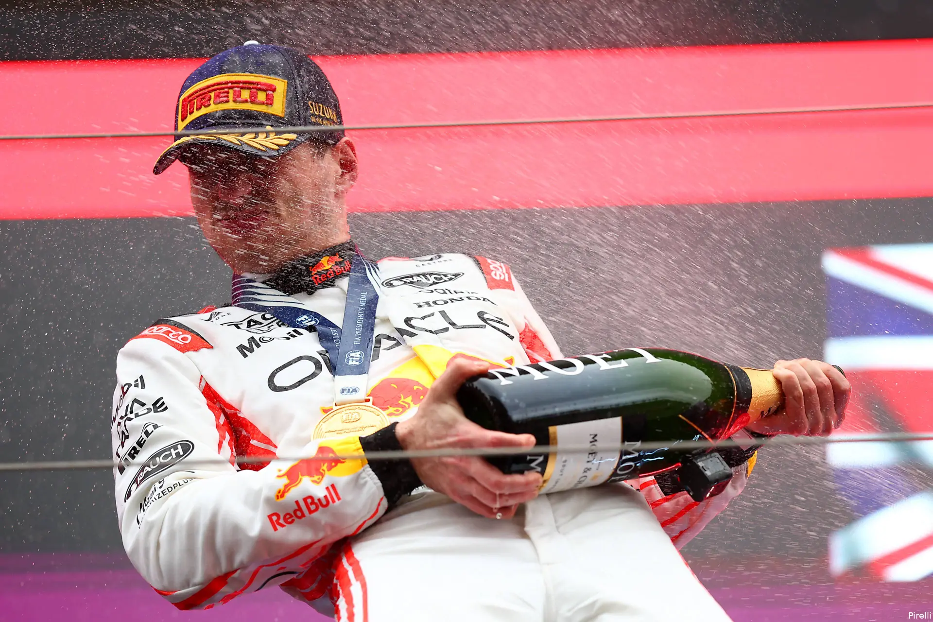 max verstappen champagne zege japan 2025