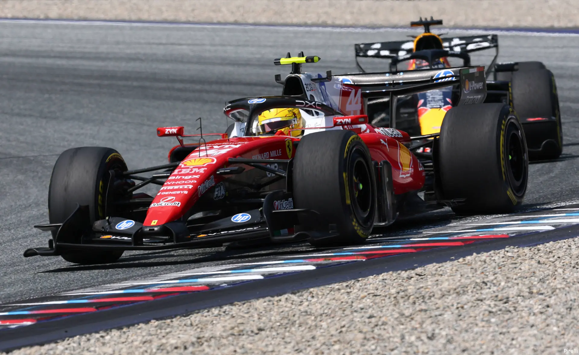 pirelli-lewis-hamilton-ferrari-max-verstappen-red-bull-racing-gp-oostenrijk-2026-zondag-gevecht-2