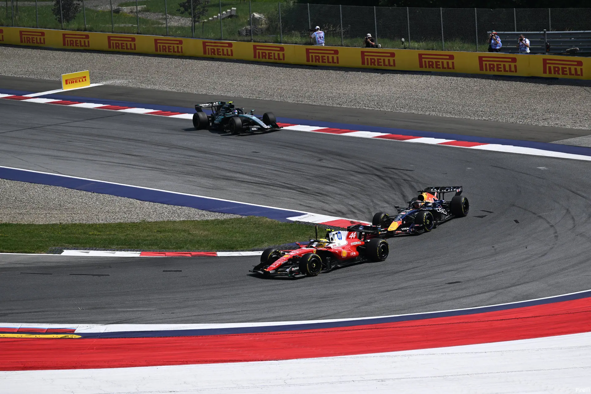 pirelli-lewis-hamilton-ferrari-max-verstappen-red-bull-racing-gp-oostenrijk-2026-zondag-gevecht-andrea-kimi-antonelli