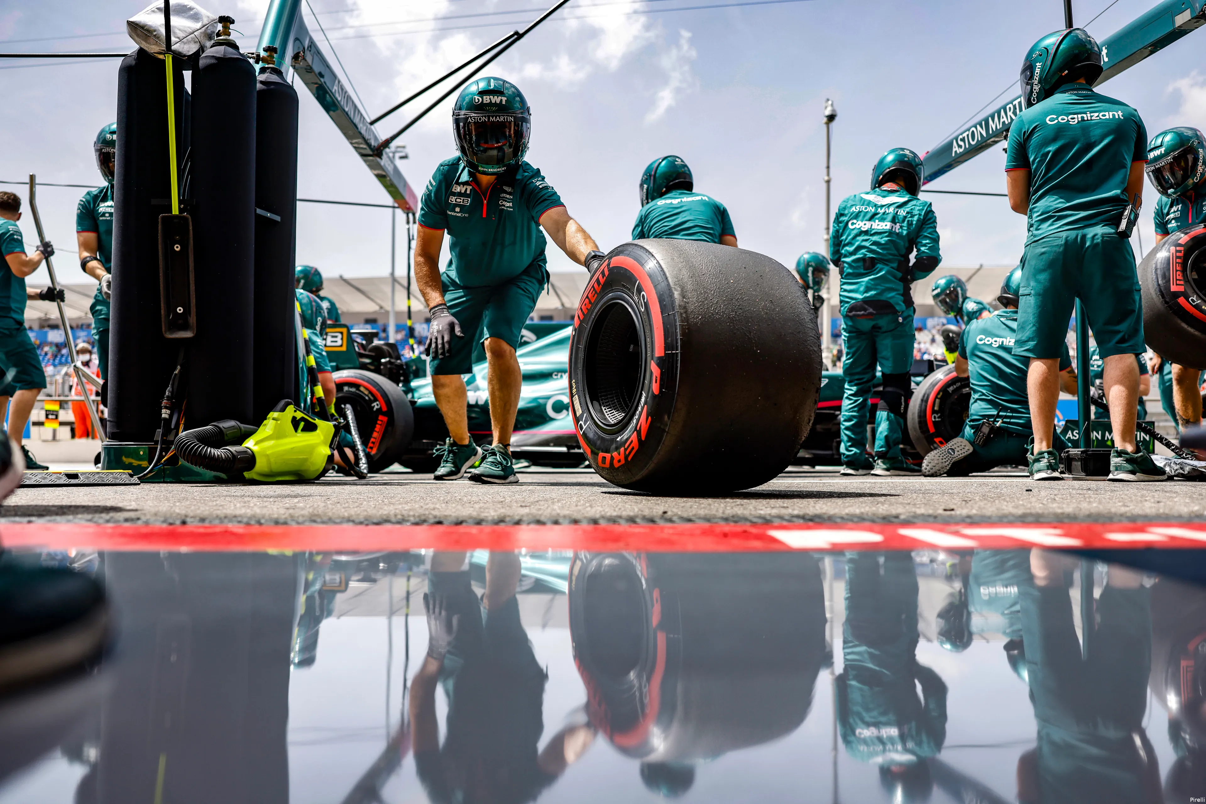 soft band pitstop aston martin pirelli frankrijk
