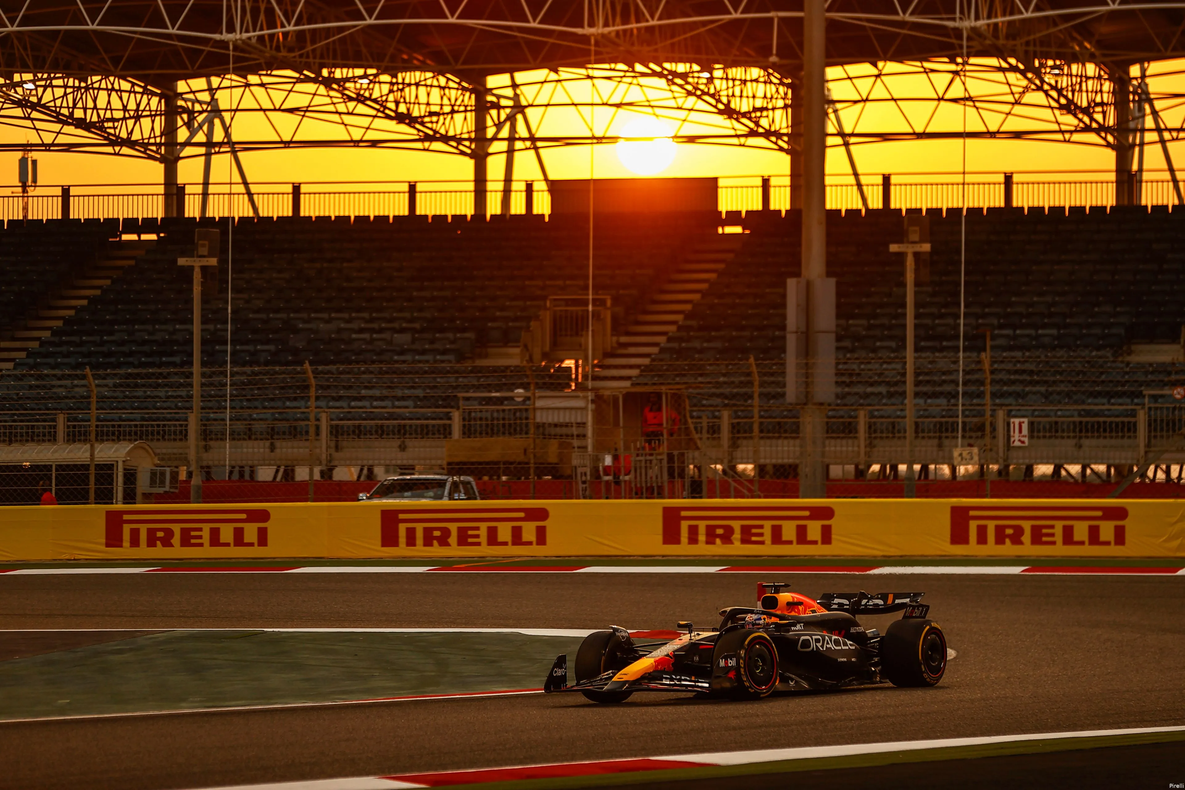 max verstappen zon red bull rb20 2