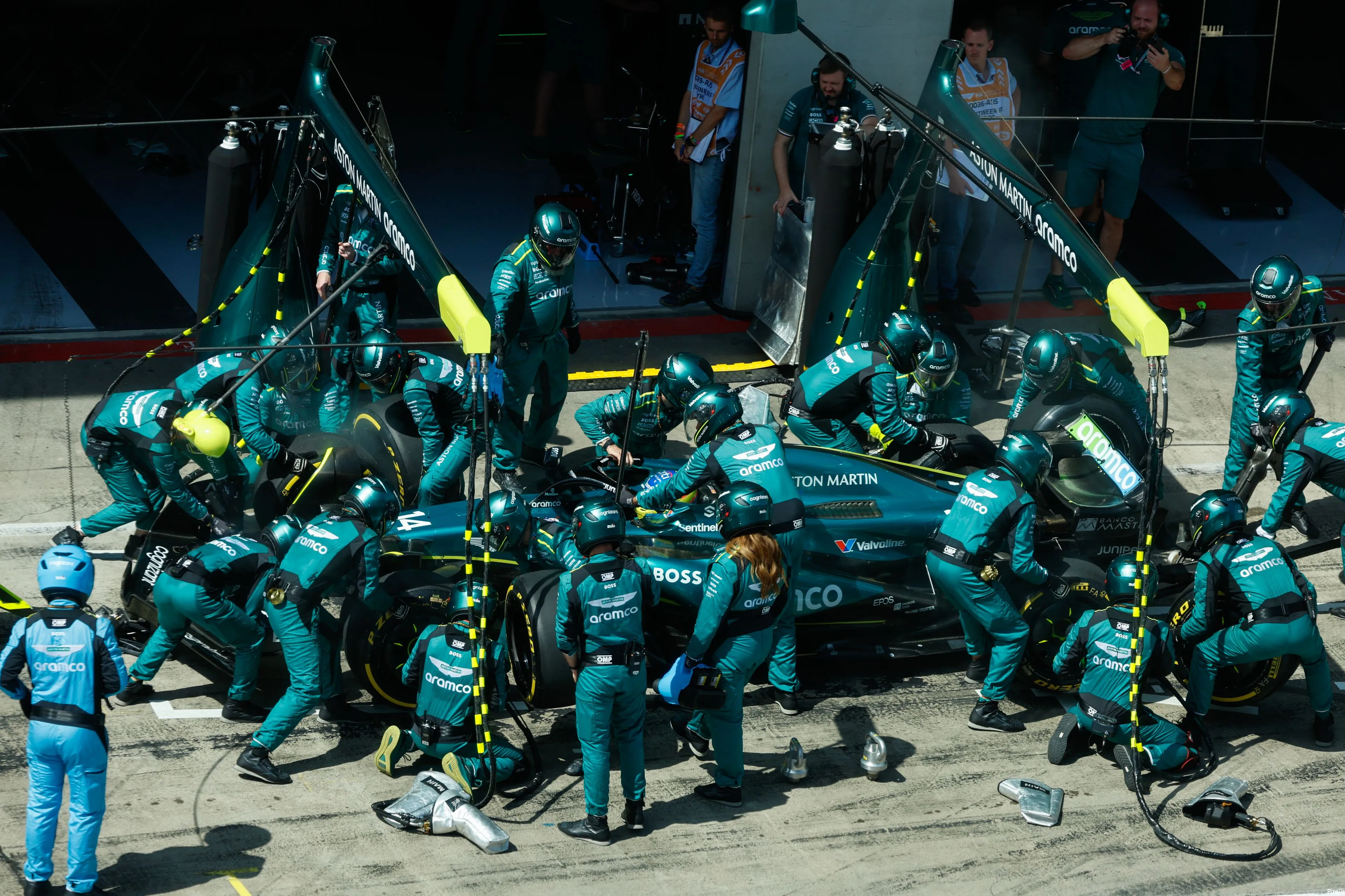 pirelli zondag oostenrijk 2024 aston martin fernando alonos