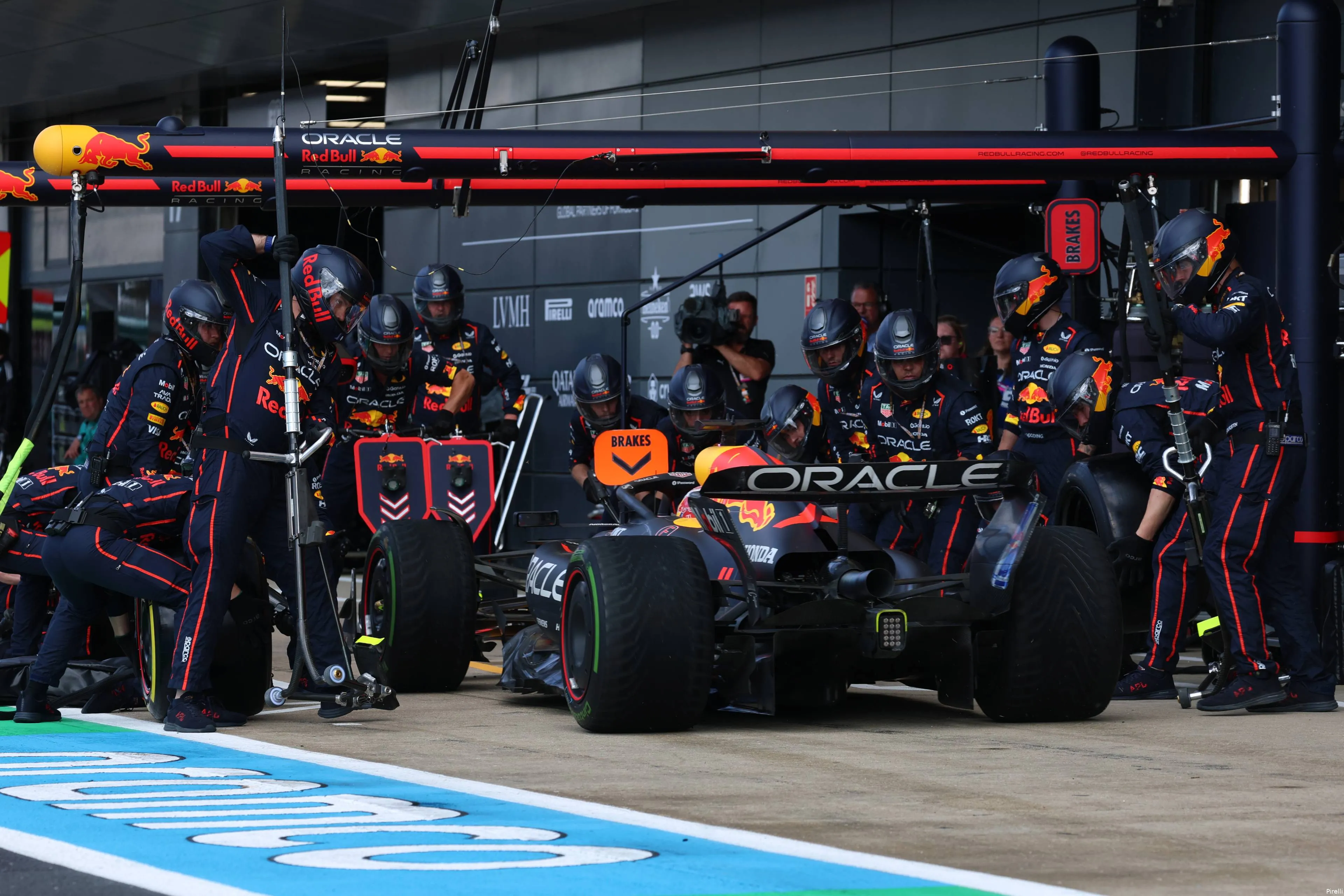 max verstappen red bull racing pitstop 2025 silverstone groot brittannie zondag race pirelli