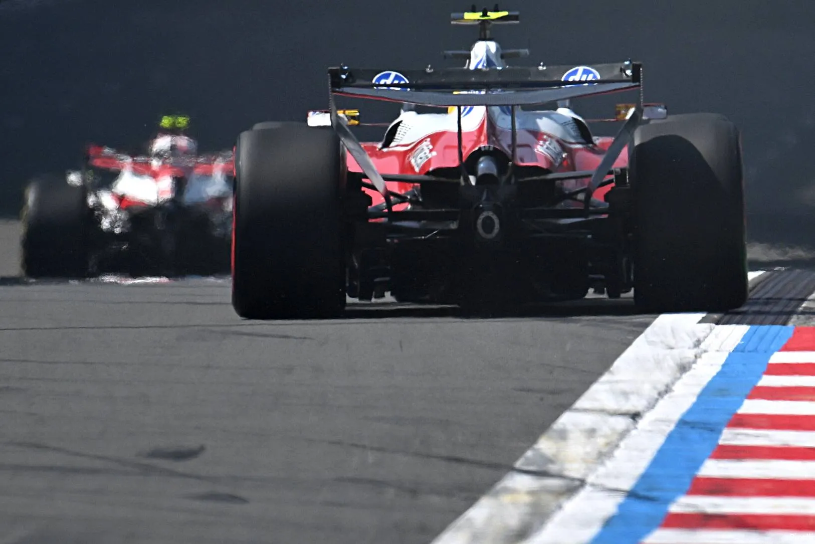 lewis-hamilton-ferrari-macarena-achtervleugel-36-shanghai-2026