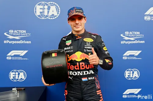 Max Verstappen pakte in België op zaterdag poleposition. Hij verschalkte in de slotfase van de kwalificatie op intermediates George Russell (P2) en Lewis Hamilton (P3). (Foto: Pirelli)
