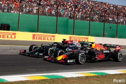 Max Verstappen en Lewis Hamilton die strijden om de overwinning? Met een beetje pech, kan dit in 2022 alweer verleden tijd zijn. Red Bull Racing en Mercedes moeten vanaf het begin scherp zijn, willen ze niet achterop raken (Foto: Pirelli).