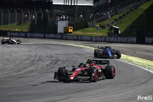 Zhou Guanyu tijdens de GP van São Paulo, op de hielen gezet door de Williams van Logan Sargeant