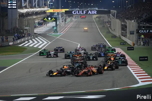 <i>Het enige moment waarop Verstappen in zijn spiegels hoefde te kijken'</i>