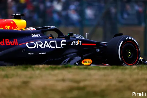 Een overstap van Verstappen naar Mercedes zit er dus echt niet in. (Foto: Pirelli)