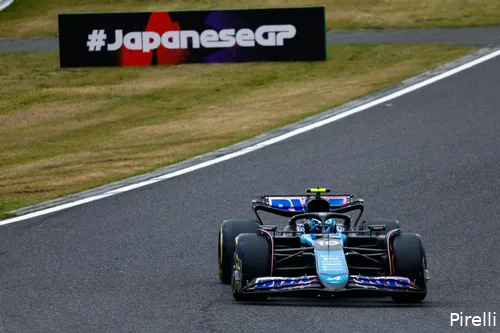 De Alpine-bolide is een draak van auto die voor geen meter loopt. (Foto: Pirelli)