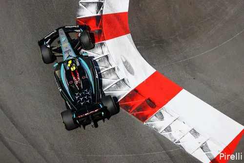 <i>Lewis Hamilton in de Mercedes.</i>