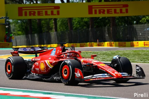 Leclerc voerde beide vrije trainingen aan, terwijl Verstappen niet hoger kwam dan P5 (Foto: Pirelli)<br>