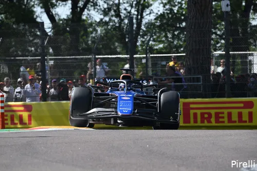 Albon kreeg al vroeg in de race een tijdstraf, doordat zijn band niet goed werd bevestigd tijdens zijn eerste pitstop (Foto: Pirelli)<br>