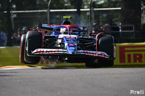 <i>Tsunoda en Hamilton zijn in de kwalificaties vaak aan elkaar gewaagd.</i>