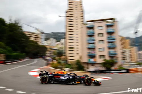 <i>Verstappen kan met de RB20 niet goed over de kerbstones rijden.</i>