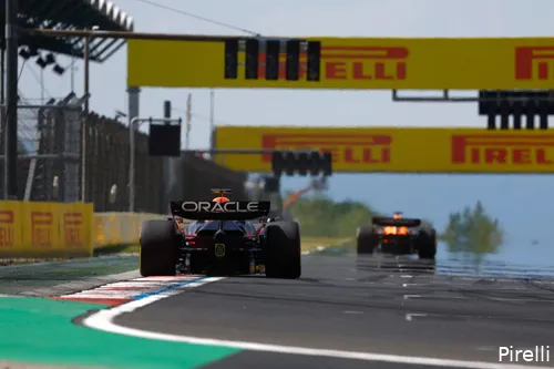<i>Verstappen rijdt het rechte stuk op in Hongarije.</i>