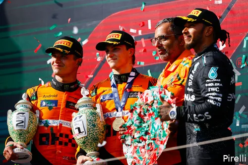mclaren podium beker piastri norris hongarije lewis hamilton
