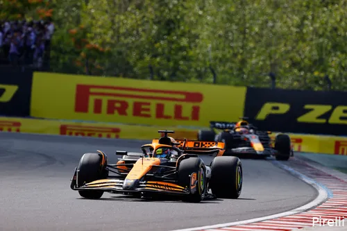 Norris verdween al snel uit het zicht van Verstappen, die begon te koken onder zijn helm.