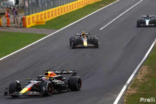 <i>Pérez zat lange tijd vlak achter zijn teamgenoot.</i>