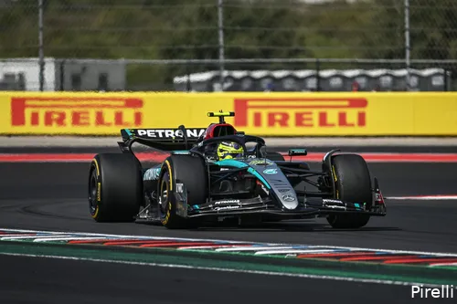 De W15 van Hamilton eindigde vroegtijdig in de grindbak. (Foto:&nbsp;Pirelli)