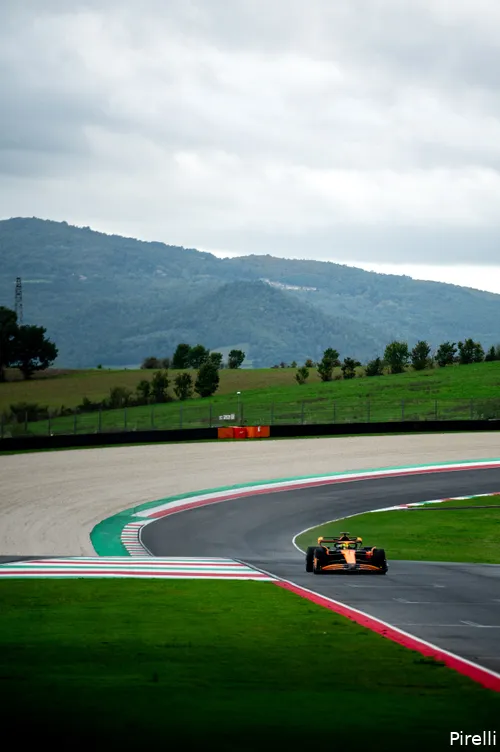 Norris op het natte asfalt van Mugello.