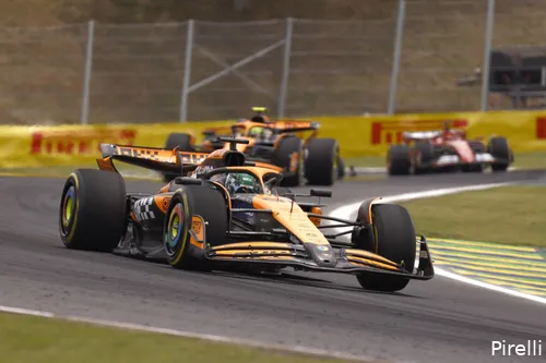 <i>Piastri moest de sprintzege aan Norris overhandigen.</i>