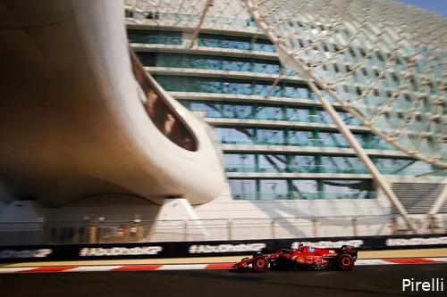 <i>Carlos Sainz heeft de eerste training niet gereden, omdat hij zijn Ferrari af moest staan aan Arthur Leclerc.</i>