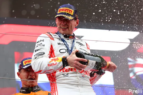 max verstappen champagne zege japan 2025