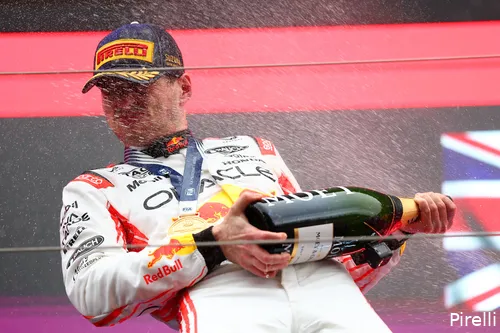 max verstappen champagne zege japan 2025