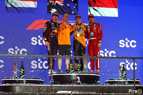 <i>Max Verstappen wilde het liefst zo snel mogelijk van het podium.&nbsp;</i>