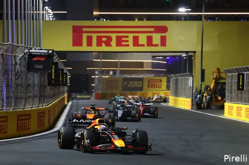 <i>Verstappen gaat er na de herstart vandoor.</i>