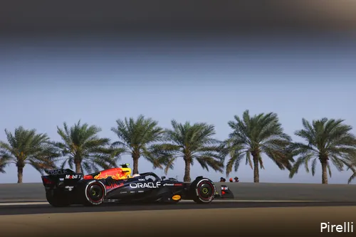 <i>Yuki Tsunoda ontsnapte meerdere keren in Bahrein.</i>