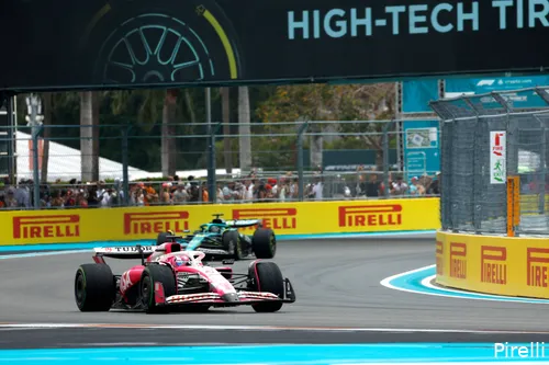 <i>Lawson schakelde Alonso in de sprintrace uit en kreeg daarvoor een straf.</i>