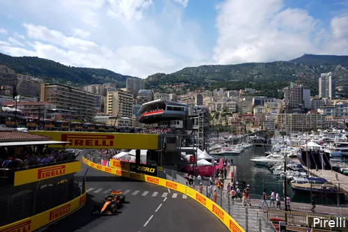 Norris neemt de Rascasse-bocht erg goed.