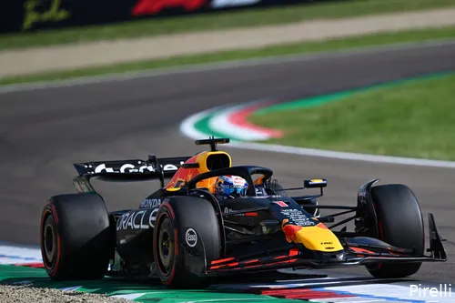 Verstappen reed in Imola onbedreigd af op de zege, terwijl hij twee weken geleden nog kansloos was ten opzichte van McLaren.