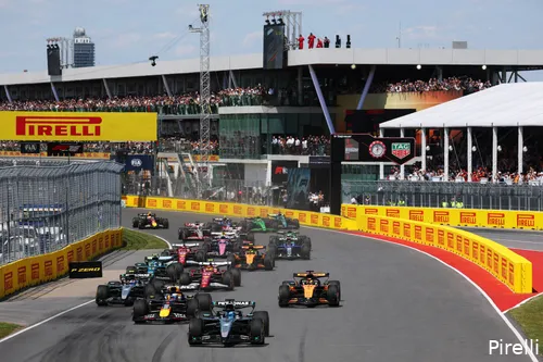 Verstappen zat de hele race achter Russell.