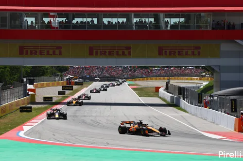 Na de start reed Verstappen tussen Piastri en Norris, maar dat zou niet lang duren.