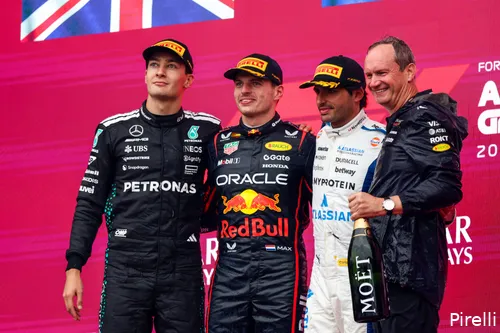 pirelli-red-bull-racing-max-verstappen-gp-azerbeidzjan-2025-zondag-carlos-sainz-williams-george-russell-mercedes-podium