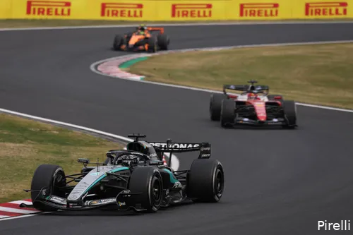 george-russell-mercedes-charles-leclerc-ferrari-lando-norris-mclaren-2026-pirelli-zondag-japan-race