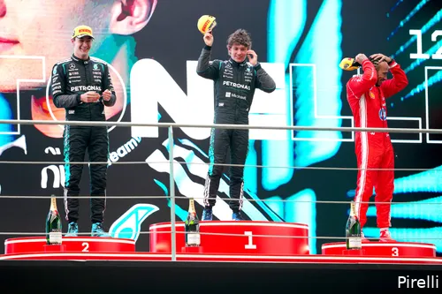 kimi-antonelli-george-russell-mercedes-lewis-hamilton-ferrari-podium-2026-zondag-race-china-pirelli