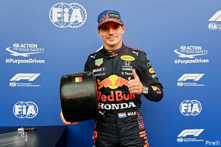 Max Verstappen pakte in België op zaterdag poleposition. Hij verschalkte in de slotfase van de kwalificatie op intermediates George Russell (P2) en Lewis Hamilton (P3). (Foto: Pirelli)
