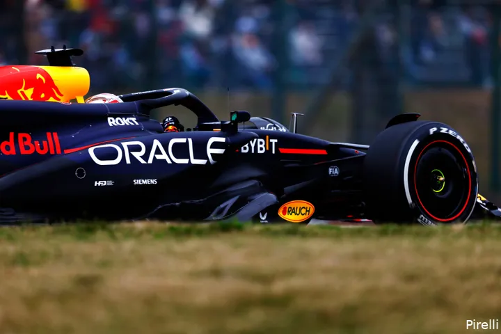 Een overstap van Verstappen naar Mercedes zit er dus echt niet in. (Foto: Pirelli)