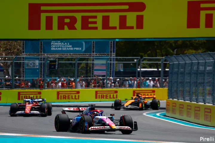 Daniel Ricciardo in de VCARB-01 met speciale kleurstelling, kwalificatie Grand Prix van Miamai 2024.