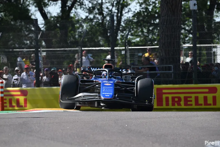 Albon kreeg al vroeg in de race een tijdstraf, doordat zijn band niet goed werd bevestigd tijdens zijn eerste pitstop (Foto: Pirelli)<br>