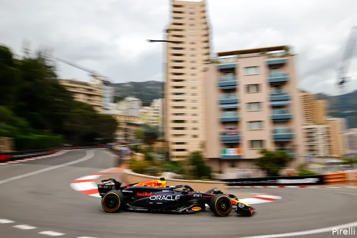 <i>Verstappen kan met de RB20 niet goed over de kerbstones rijden.</i>