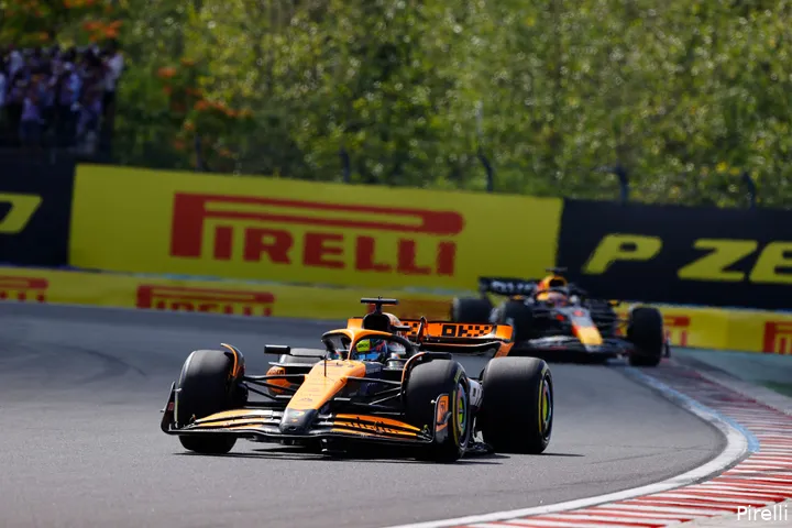 Norris verdween al snel uit het zicht van Verstappen, die begon te koken onder zijn helm.