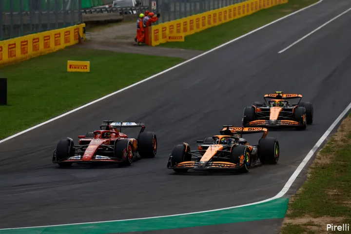 <i>Leclerc profiteert van het onderlinge McLaren-duel.</i>